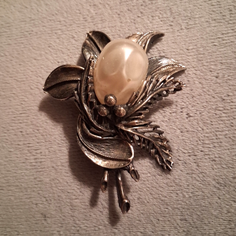 Botticelli Pearl Brooch Silvertone